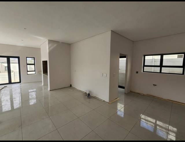 3 BEDROOM HOUSE FOR SALE IN TAFELZICHT